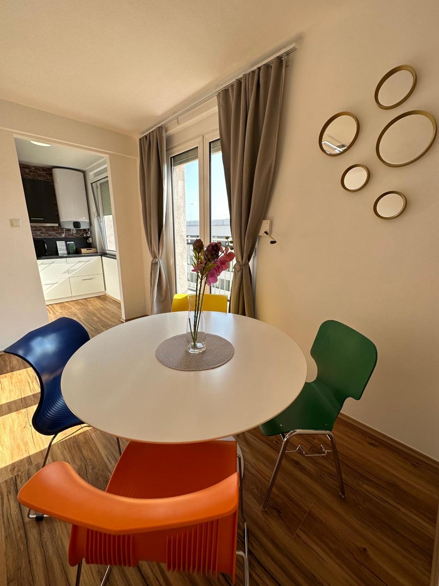 Apartment Moderne Mit 2 Balkonen, Self Check-in, Parking *